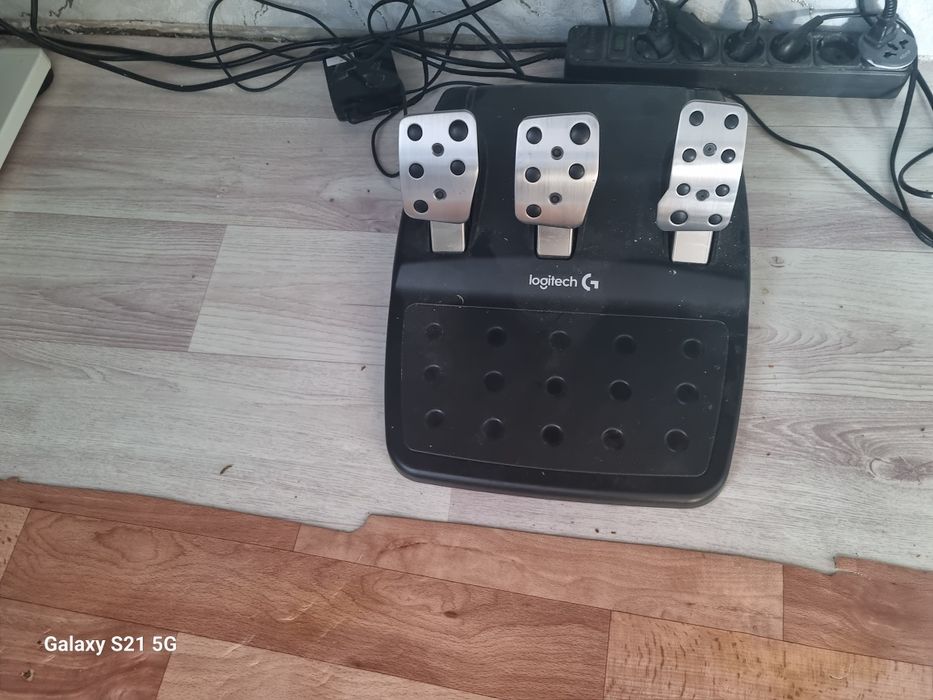 Продам игровой руль Logitech G29 черный