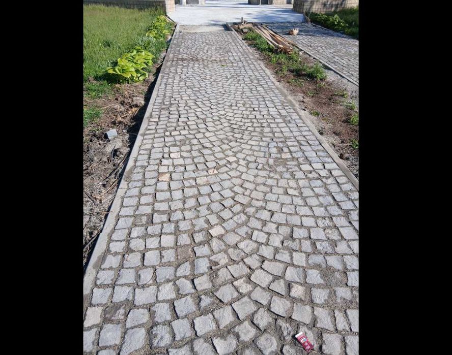 Piatră cubică naturală pentru amenajări rustice și premium