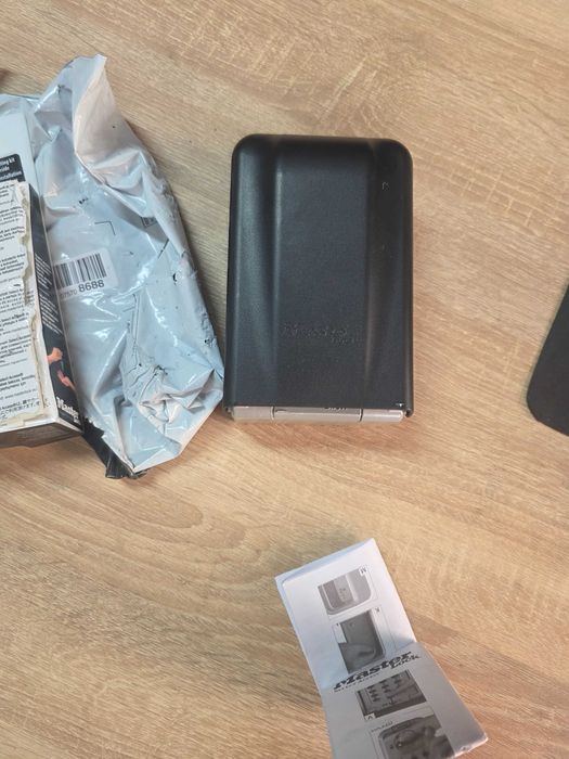 Cutie pentru chei Master Lock certificată extra mare, montată pe perete, pentru exterior