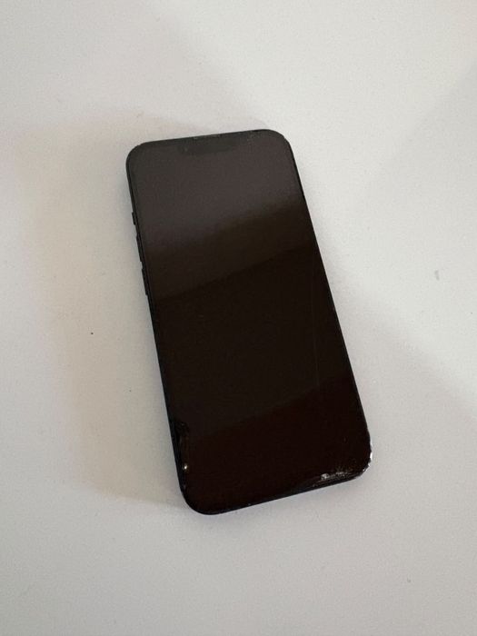 Телефон в хорошем состоянии продаётся iPhone 13