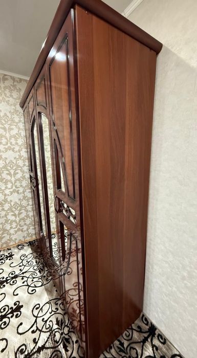 Продам шкаф  4-х дверный и 2 тумбочки.