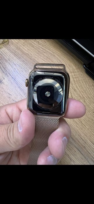 Продаются Apple Watch Series 4