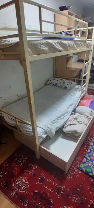 Железный кровать 2 ярусный.