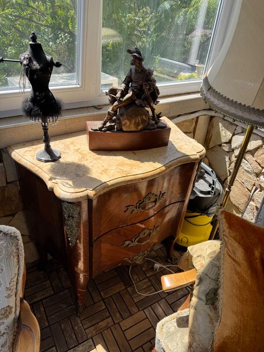 Продавам 2 бр антични комода с мраморни плотове