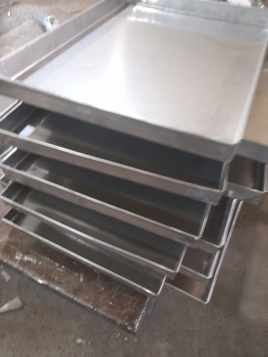 Mese si carucioare din inox transport  chifle/paine