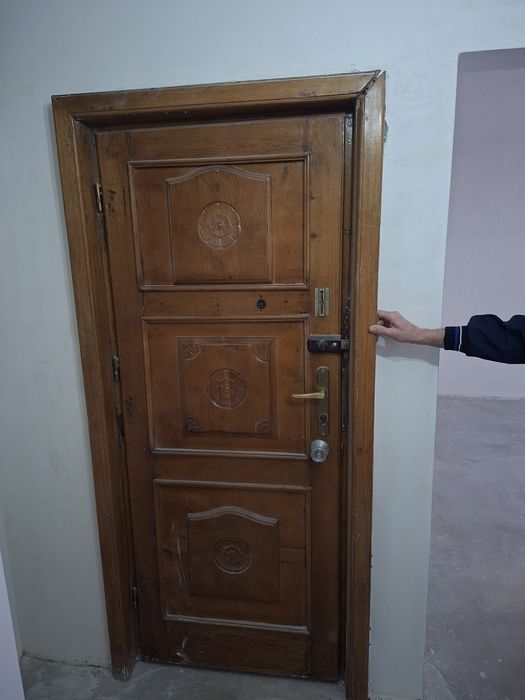 Usa intrare apartament din lemn masiv