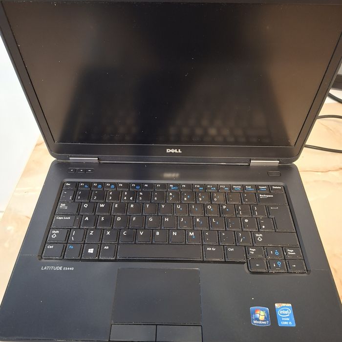 Laptop Dell Latitude 5440 cu I5 defect nu se alimenteaza