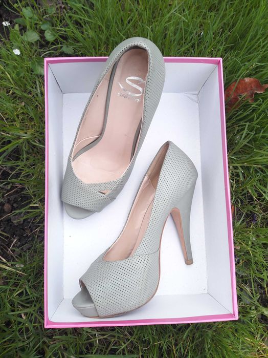 Туфли с открытым носом