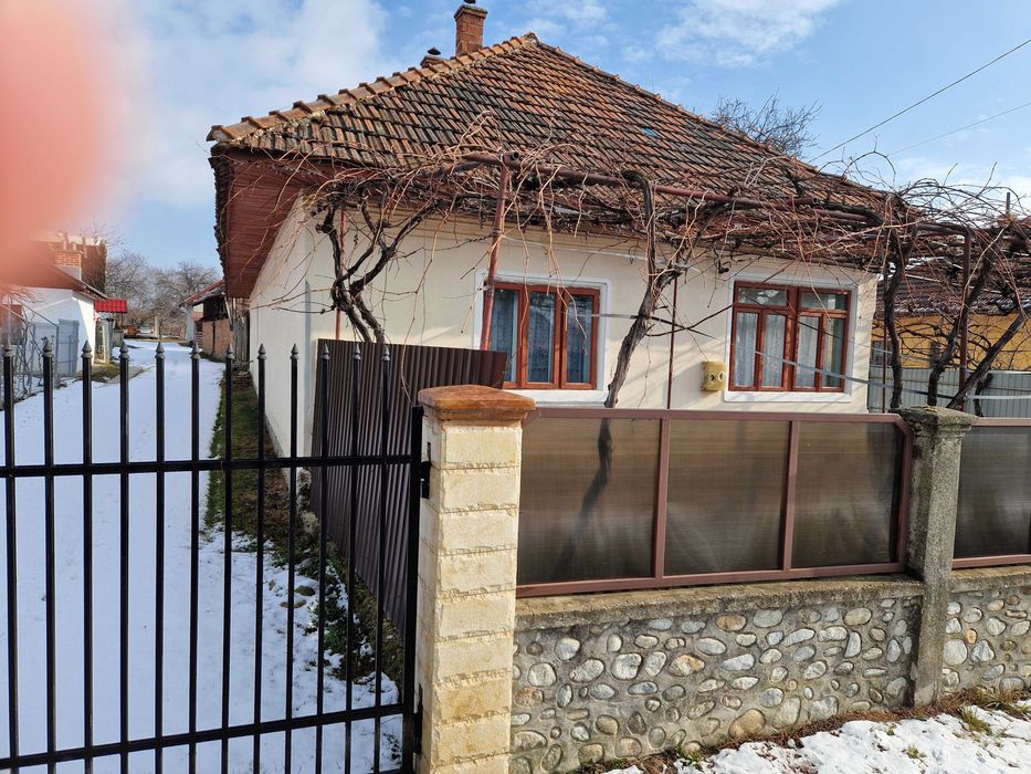 Casa de vanzare in statiune turistica + teren