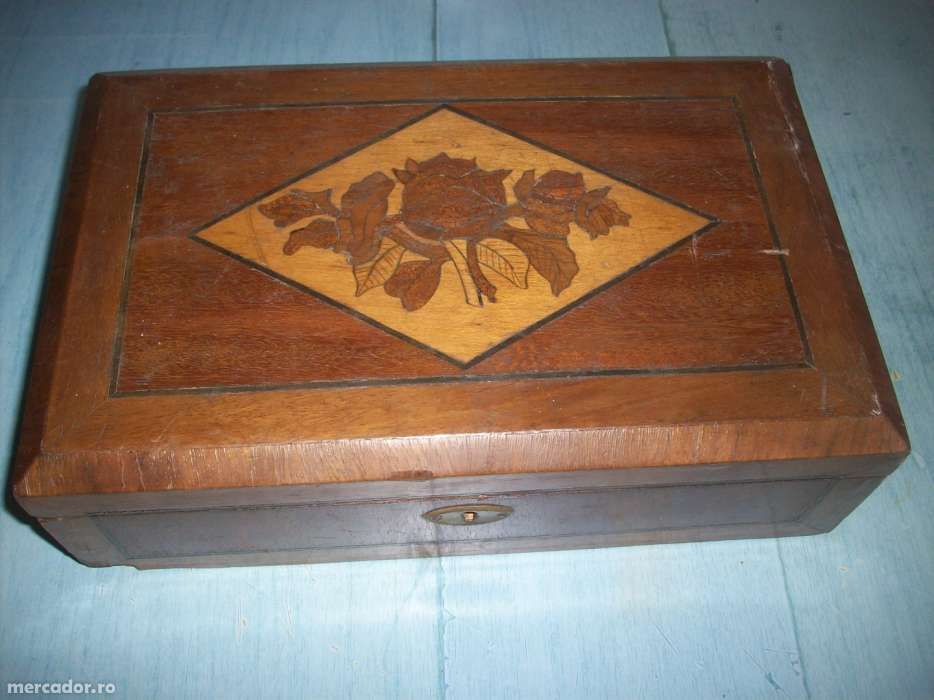 Vand obiecte de artizanat diferite produse.