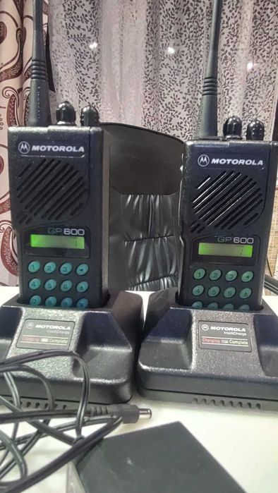 Stații radio emisie recepție UHF Motorola GP600 militare.