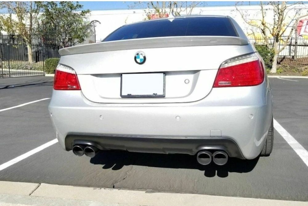 Difuzor bara spate prelungire lip compatibil BMW Seria 5 E60  E61  negru lucios montare plug and play