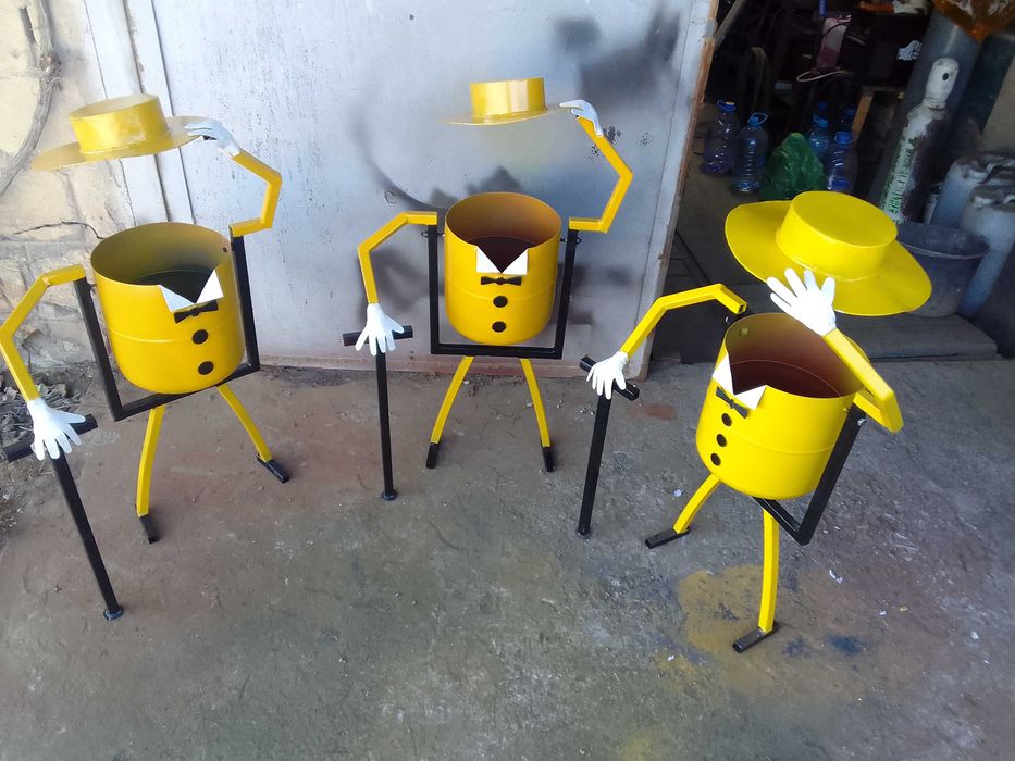 Продам мангал и урны.