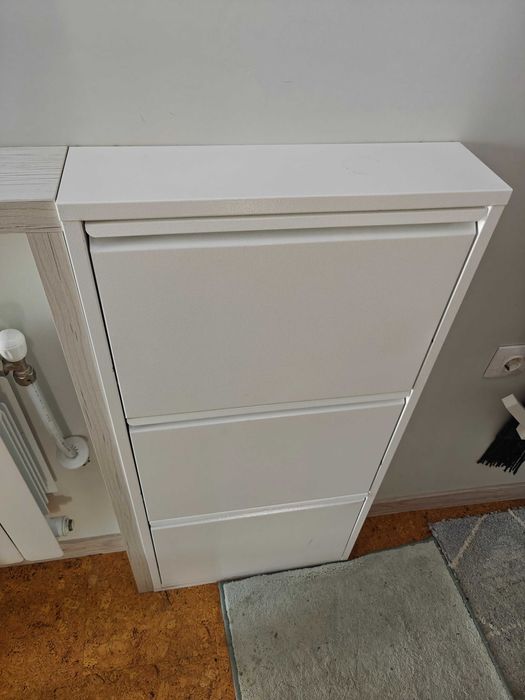 Тесен метален шкаф за обувки – модерен и практичен