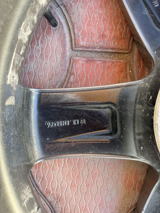 Продам диски с зимними шинами R20