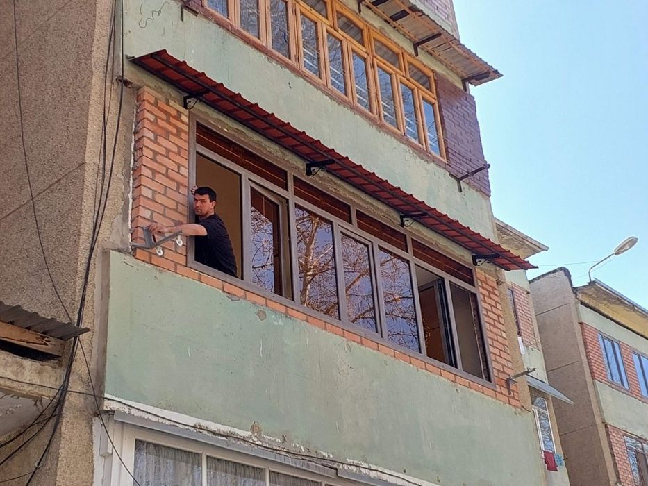 Установка над окнами навес козырьки