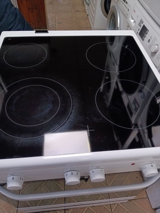 Свободно стояща печка с керамичен плот VOSS  с две години Гаранция!