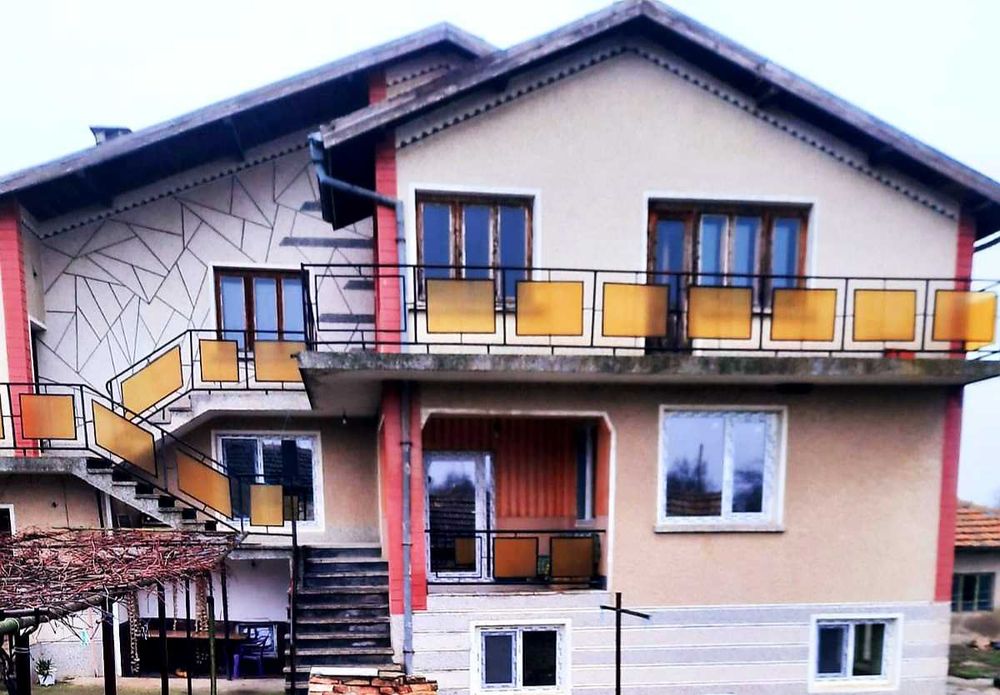 Уютна, триетажна къща от собственик с 4.5 декара двор на 50км от Варна