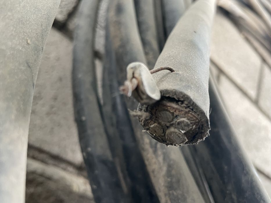 Кабель 4 жильный с пломбой.