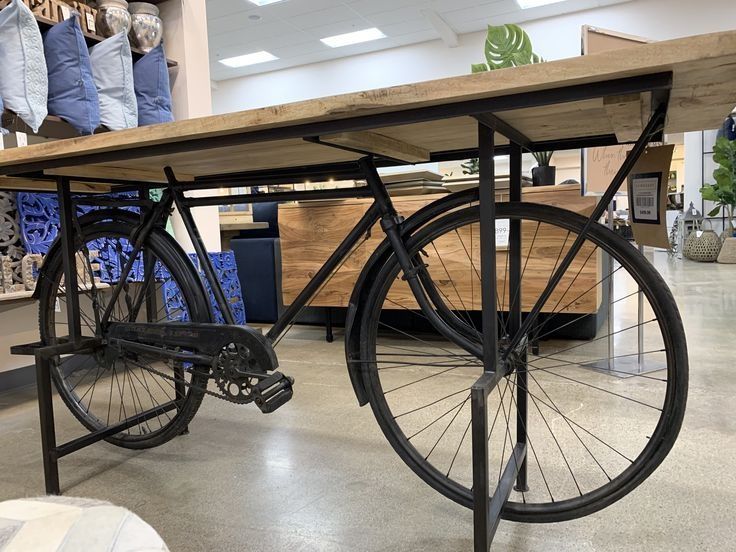 Masa tip bar susținută de o bicicletă vitange neagra foarte eleganta