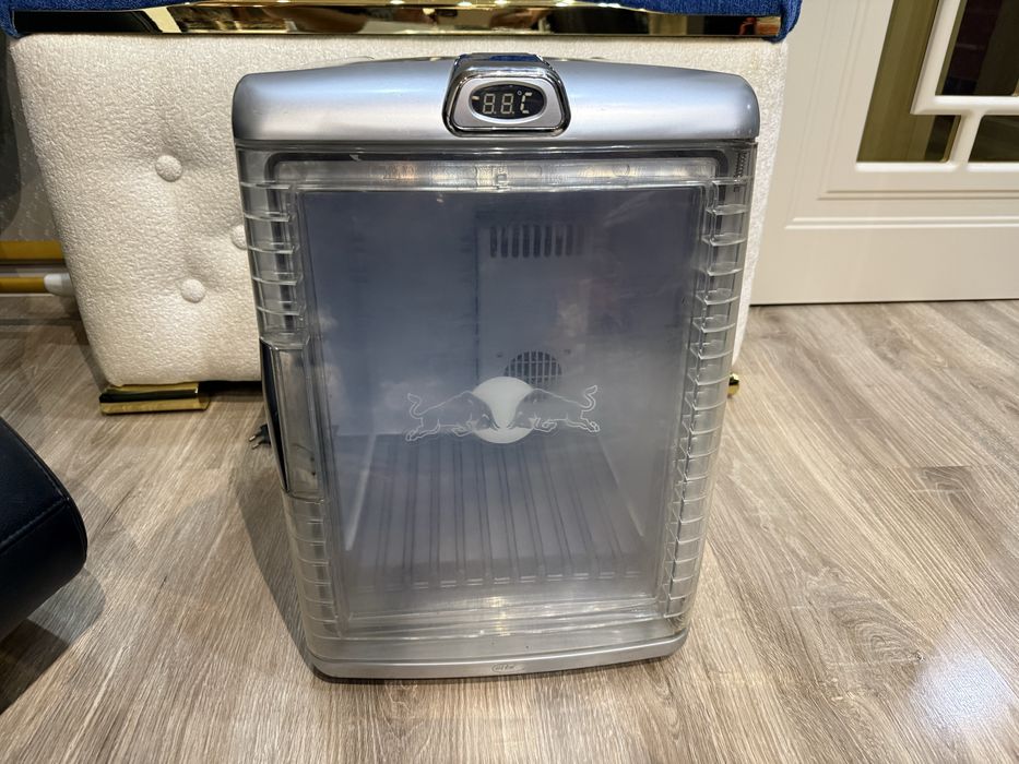 * мини холодильник RED BULL не большой очень удобный