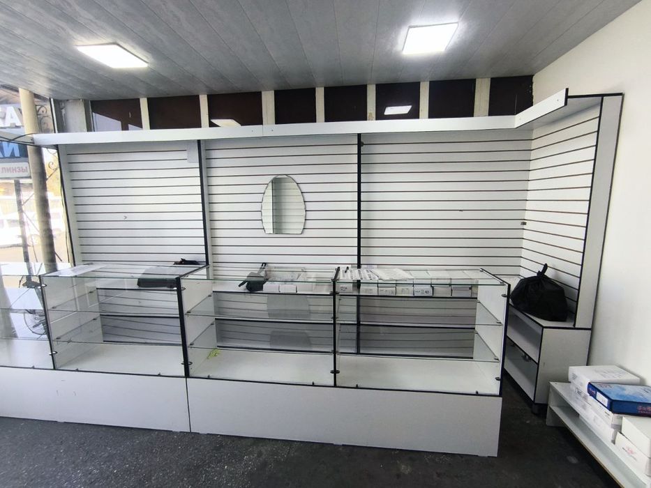 Vitrina xar xil tovarlarni joylashtirish uchun