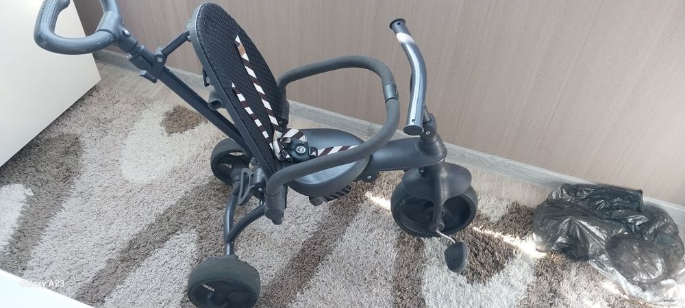 Продам коляску Joie.