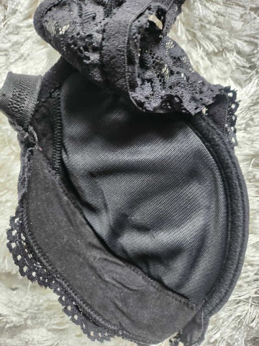 Продавам бикини на марката Triumph и Sloggi, боди и сутиен на Triumph