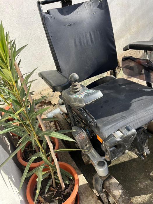 Vând scaun cu rotile