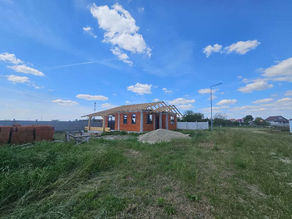Casă la roșu de vânzare în Leș 

Se oferă spre vânzare casă la roșu situată în localitatea Leș, într-o zonă liniștită