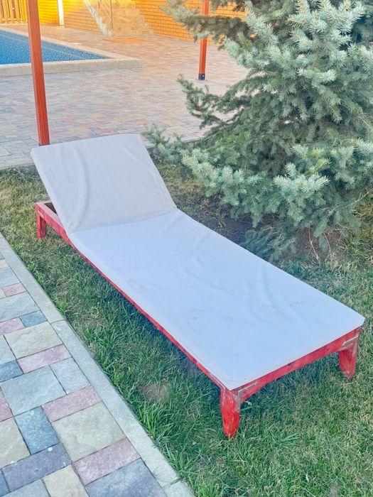 Срочно. Продам лежаки с матрасами.
