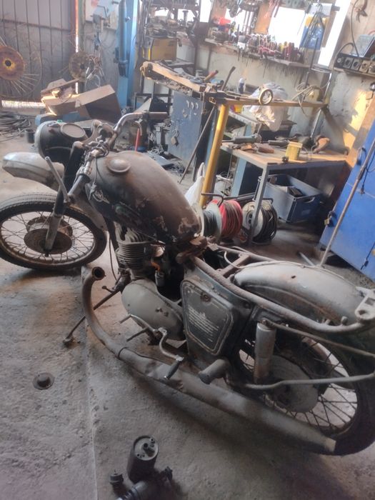 Vând motocicleta rusească