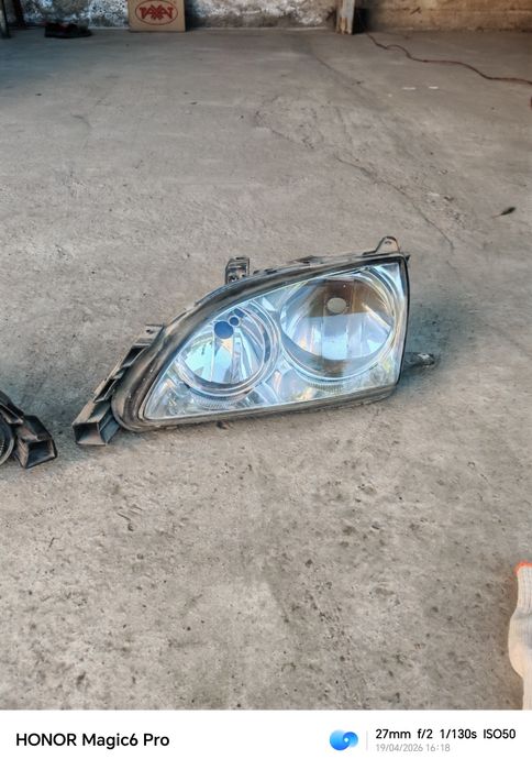 Toyota Avensis фары