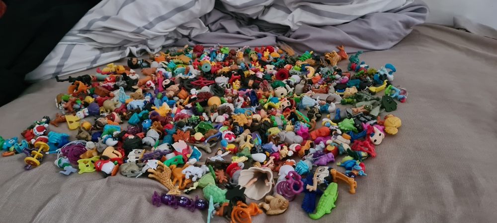 Vând 1,5 kg kinder vechi și noi