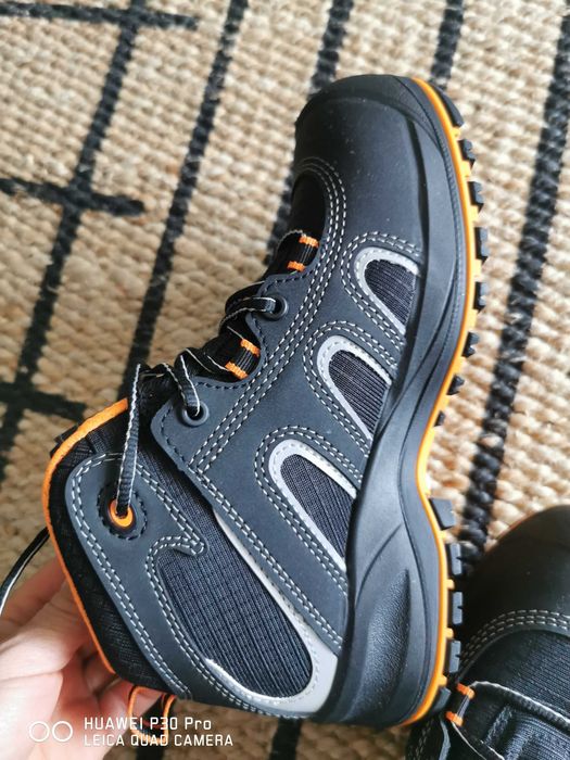 Solid gear safety shoes