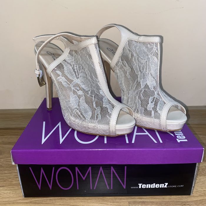 Бежови обувки на висок ток, 38 номер