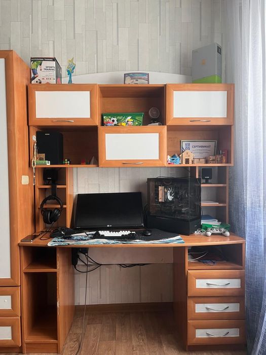 Продам мебель в подростковую комнату