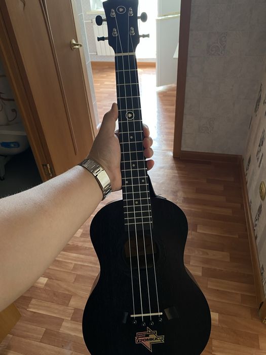 продам укулеле 65 см