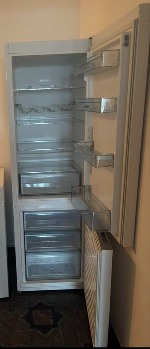 Frigider Sharp cu congelator jos