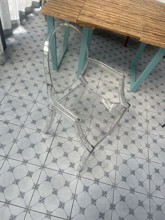 Продаются пластиковые стулья