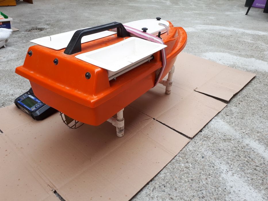 Navomodel plantat cu 2 cuve, forfații, ace crap, mincioc.