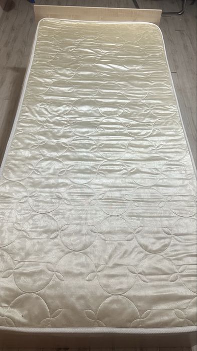 Односпальная кровать с матрасом