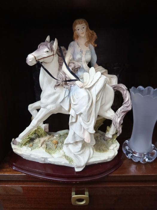 Статуэтка Дама на лошади.