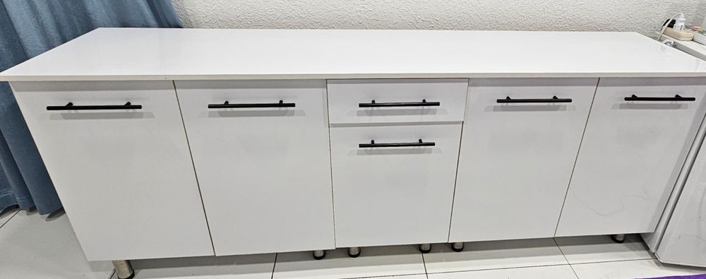 Медицинский шкаф. Акрил. Два кресла и круглый столик комплект