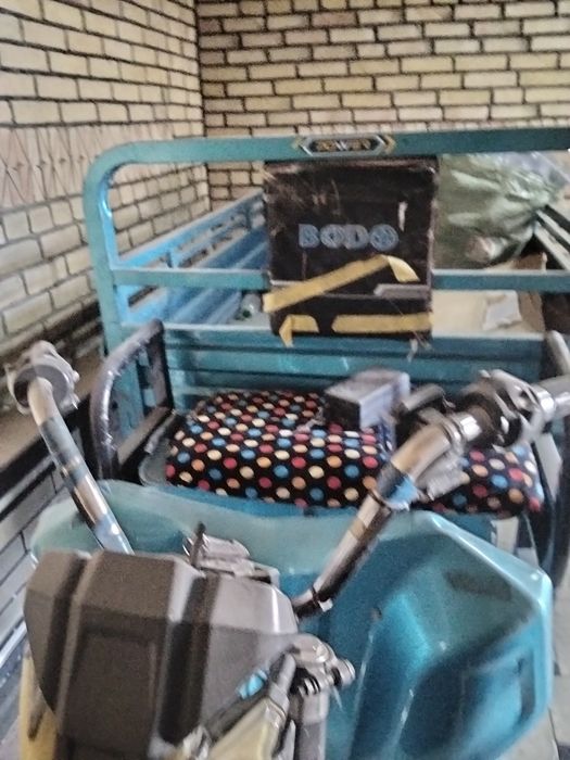 Elektron yuk tashuvchi mototsikl