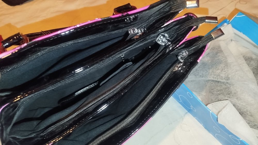 Продавам комплект чисто нови рокля с обувки и чанта 
* цикламена рокля