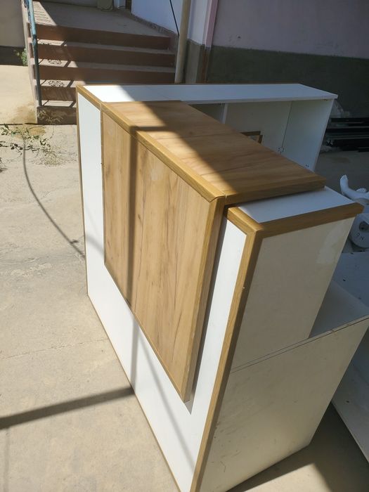 Продажа стола касса ресепшн для магазина бутика.