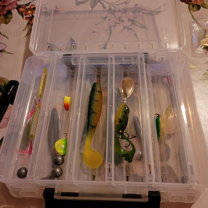 Продавам  ръкавици и примамки за риба