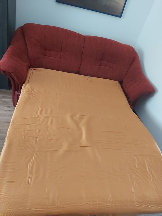 Vând canapea foarte frumoasa, model REGAL, culoarea visinie