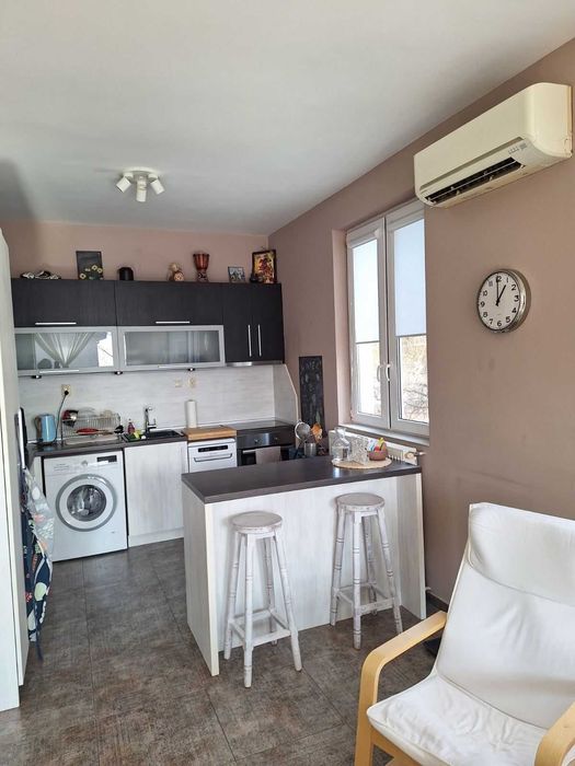 Двуетажна къща с озеленен двор